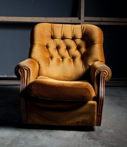 Read more about the article Hvornår kan det svare sig at få ombetrukket en stol?