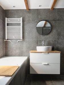 Read more about the article Sådan vedligeholder du dine badeværelsesmøbler 