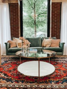 Read more about the article Tilføj et farveskud til dit hjem med en grøn sofa